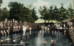 16072 Gezicht in de jongensafdeling van het openlucht zwembad te Zeist; met houten gebouwtjes en een groot aantal jongens.